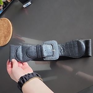 Elastic waist belt.